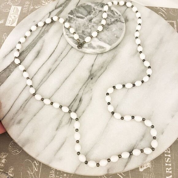 Vintage MCM Beaded Necklace White Plastic Long Midcentury Cottagecore - Picture 1 of 4